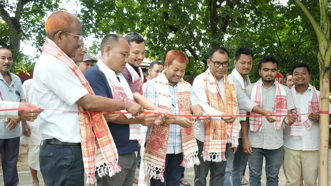 দুধনৈত যোগাযোগ ব্যৱস্থাৰ উন্নতিৰ লক্ষ্যৰে বিধায়ক ৰাভাৰ দ্বাৰা পাঁচখন পথৰ পুনৰ্নিৰ্মাণৰ শুভাৰম্ভ