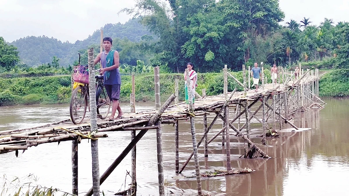 পলাশবাৰীৰ বিপদসংকুল বাঁহৰ সাঁকো:  শ শ লোকৰ জীৱনলৈ ভাবুকি