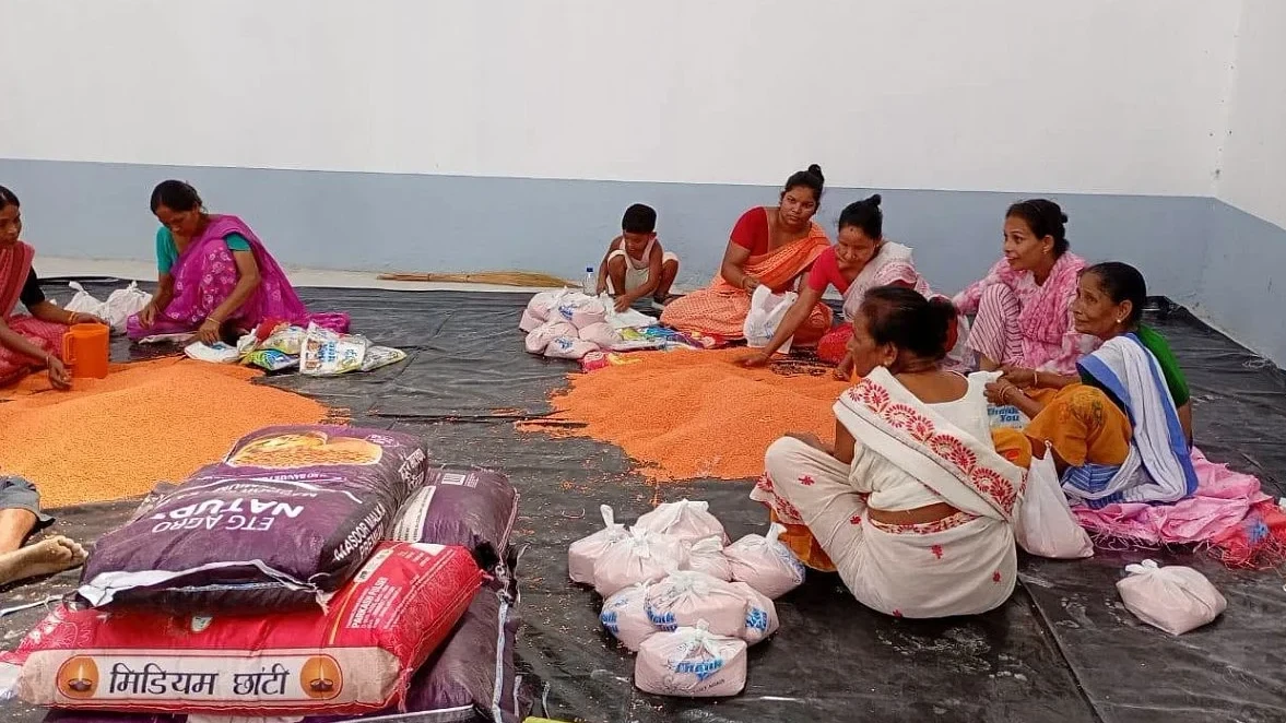 বানত জুৰুলা শিৱসাগৰলৈ নগাঁও জিলা প্ৰশাসনৰ সাহায্য সামগ্ৰী প্ৰেৰণ