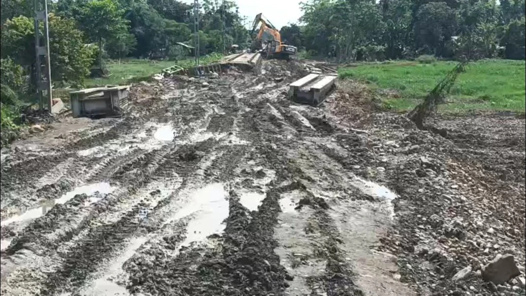 উজনি অসমত বানত ক্ষতিগ্ৰস্ত ৰে'লপথ মেৰামতিৰ কাম আৰম্ভ উত্তৰ-পূব সীমান্ত ৰে'লৱেৰ