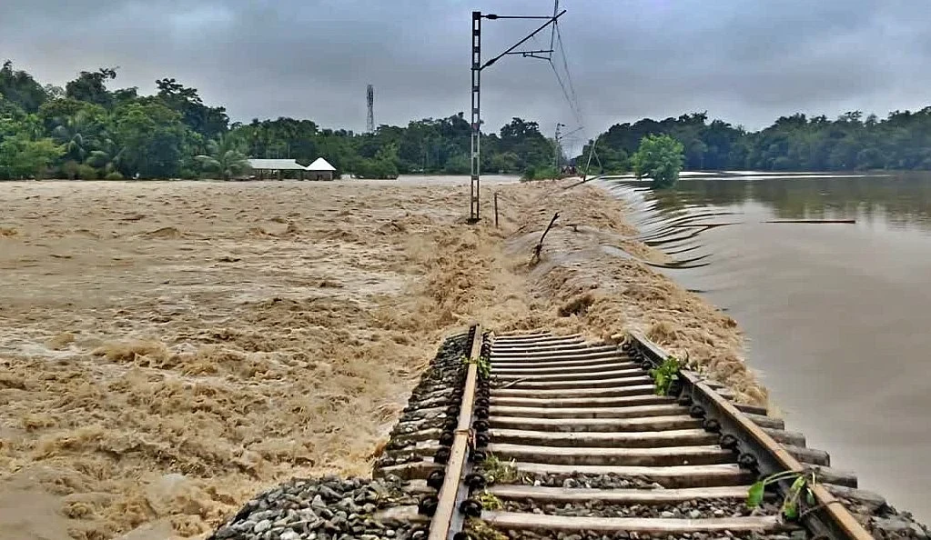 শিমলুগুৰিৰ বানৰ ফলত অসমত পুনৰ ৰে'ল সেৱাত ব্যাঘাত, NFR-ৰ ঘোষণা