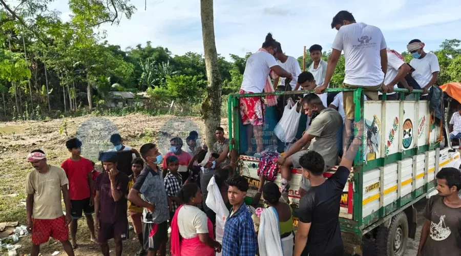 উচ্চ অসম জিলা বধীৰ সংস্থাৰ শিৱসাগৰত বান সাহায্য বিতৰণ