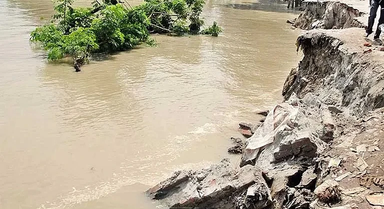 কাণ্ডুলিমাৰীত ডিপ্লু নদীৰ ভয়ংকৰ গৰাখহনীয়াই বিধ্বস্ত কৰিলে গুৰুত্বপূৰ্ণ পথ