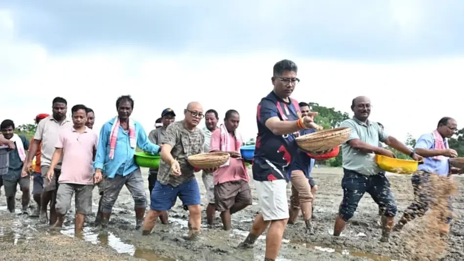 শিৱসাগৰত বান সাহায্যৰ বাবে কৃষি মন্ত্ৰীৰ পুলিঘৰ পৰিদৰ্শন