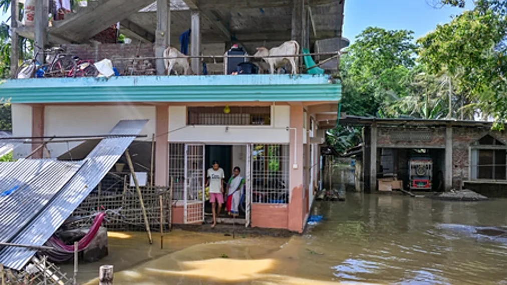 বান পৰিস্থিতিৰ সামান্য উন্নতি, মুখ্যমন্ত্ৰীৰ বানাক্ৰান্ত অঞ্চল ভ্ৰমণ; কেন্দ্ৰৰ বৃহৎ সাহায্য অনুমোদন