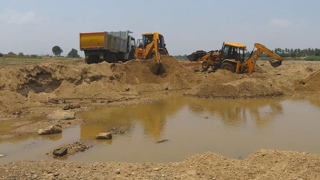 চৰকাৰী অভিযানৰ পাছতো ৰাণীৰ সমীপত কপিলী নদীত অব্যাহত অবৈধ বালি খনন