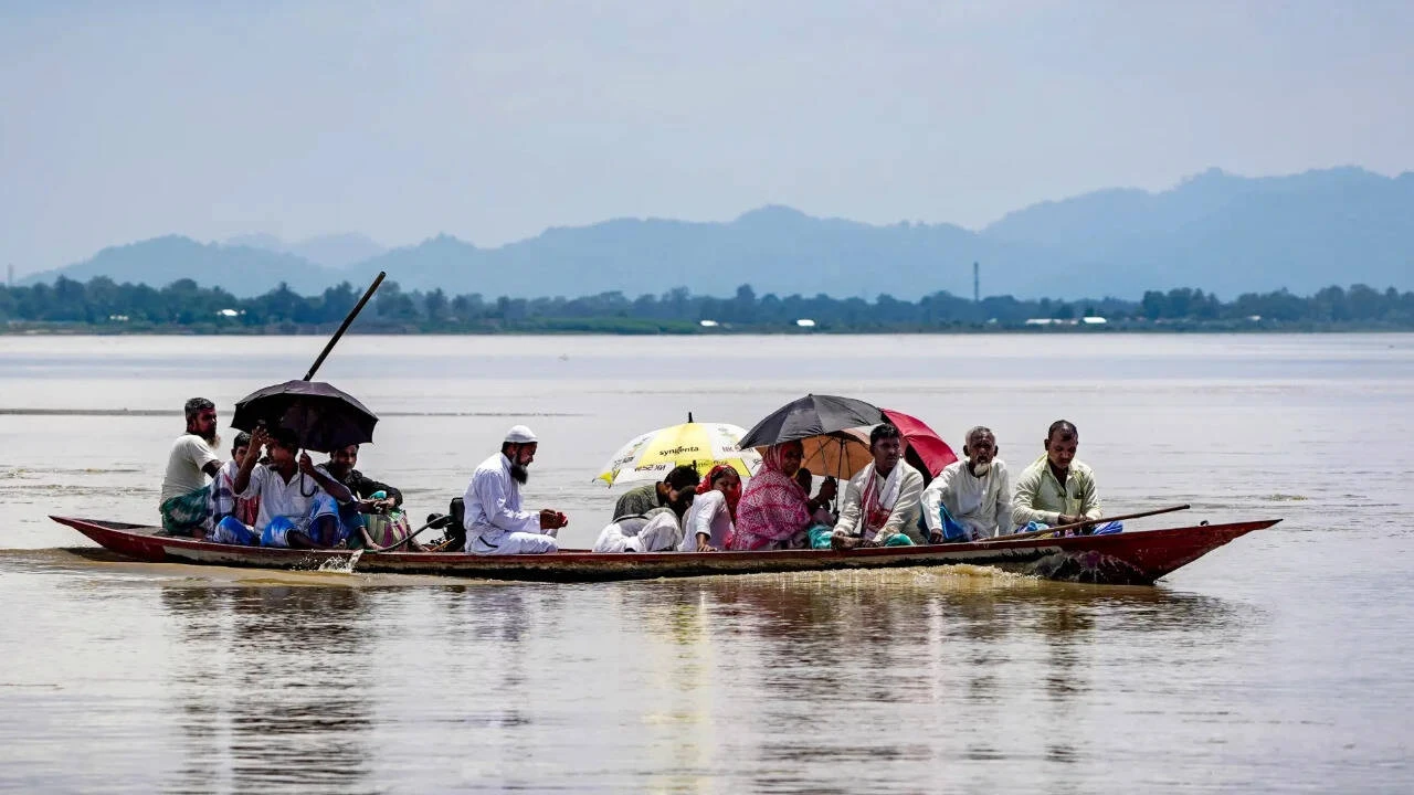শিৱসাগৰত বানত আৱদ্ধ ১০০০ৰো অধিক লোকক স্থানীয় ৰাইজৰ সাহসিকতাৰে উদ্ধাৰ