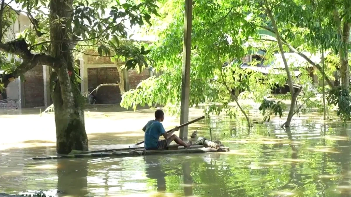 অসমত বানাক্ৰান্ত ৭৫ হাজাৰ পৰিয়াললৈ ১৬০ কোটি টকাৰ সাময়িক সাহায্য বিতৰণ