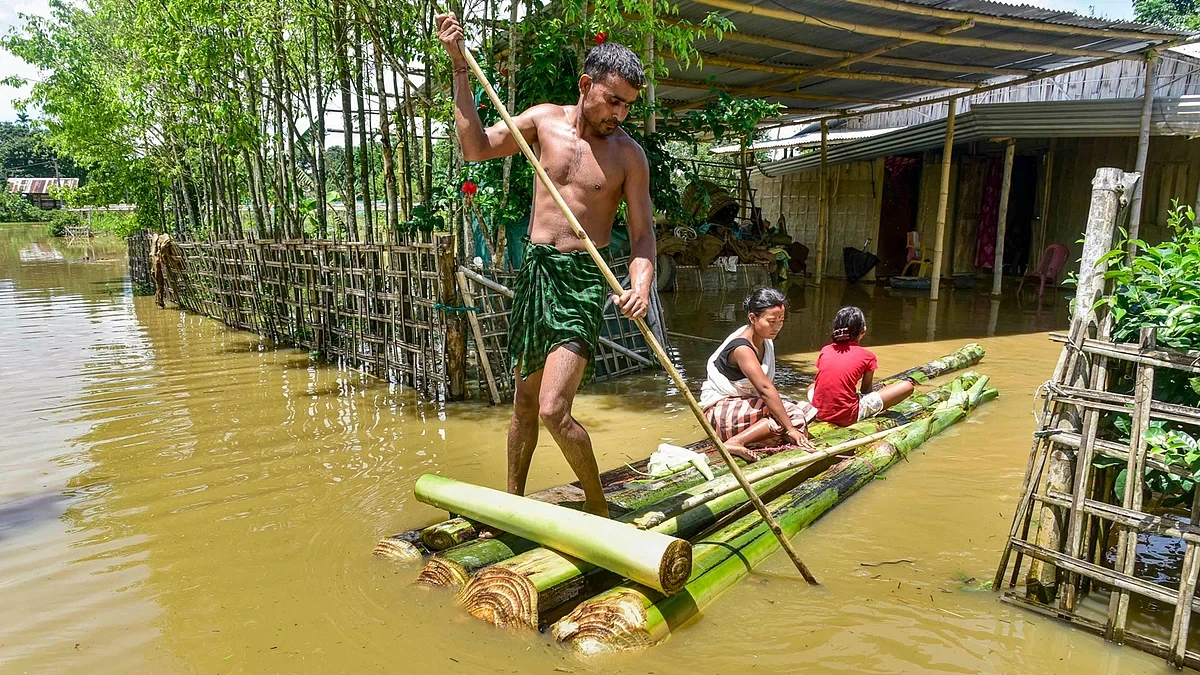 অসমত বানপানী: ২০০ৰো অধিক লোকে সাহায্য শিবিৰত আশ্ৰয় লৈছে