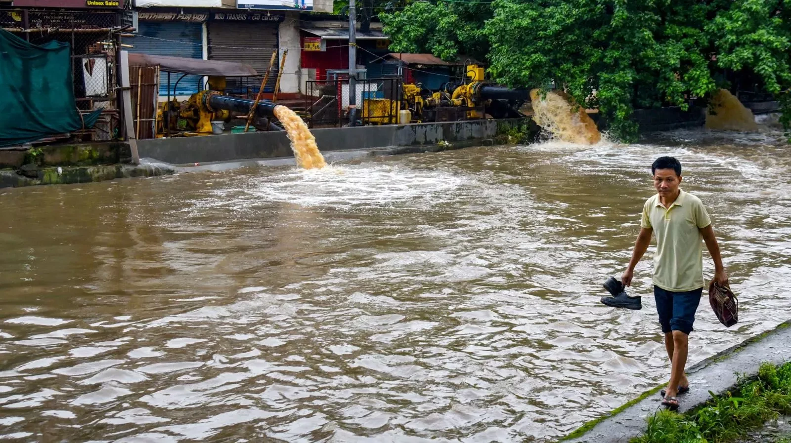 গুৱাহাটী পুনৰ জলমগ্ন: বৰষুণৰ পিছতে স্তব্ধ মহানগৰীৰ জনজীৱন