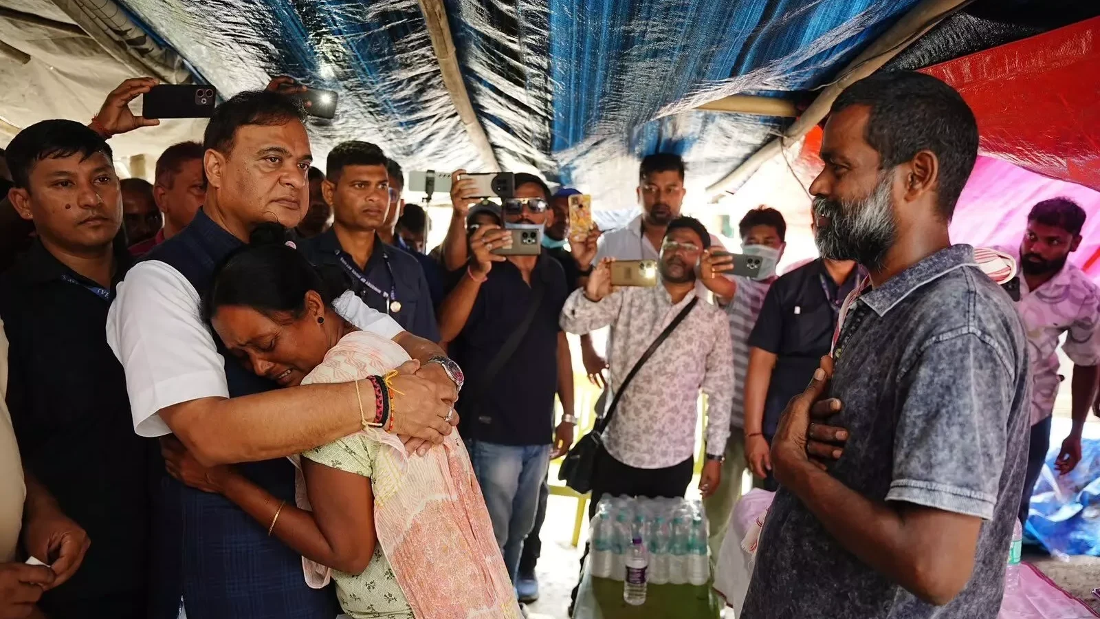 মুখ্যমন্ত্ৰীৰ কঠোৰ নিৰ্দেশ: অননুমোদিত বান সাহায্য সংগ্ৰহ বন্ধ কৰিবলৈ আৰক্ষীক নিৰ্দেশ