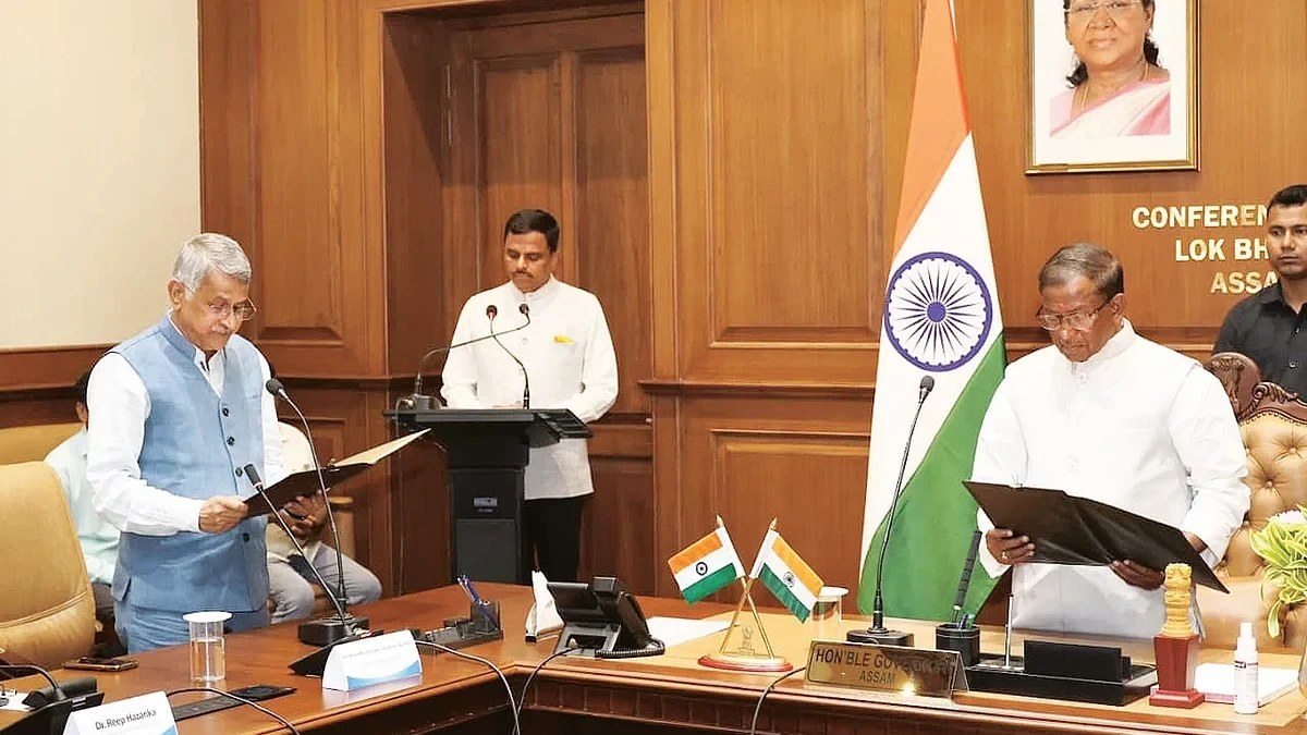 ভাৰত ভূষণ দেৱ চৌধুৰীয়ে অসমৰ মুখ্য তথ্য আয়ুক্ত হিচাপে শপত গ্ৰহণ কৰে