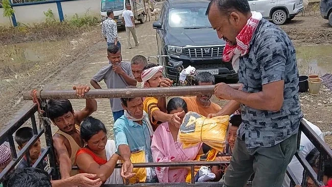 শিৱসাগৰৰ ব্যৱসায়ীৰ মহানুভৱতা: নিজৰ ক্ষতি পাহৰি বানাক্ৰান্ত শিক্ষাৰ্থীক পোছাক বিতৰণ