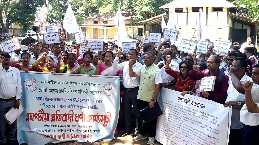 অসমত প্ৰাথমিক শিক্ষকসকলৰ ব্যাপক ধৰ্ণা, দীৰ্ঘদিনীয়া সমস্যা সমাধানৰ আহ্বান