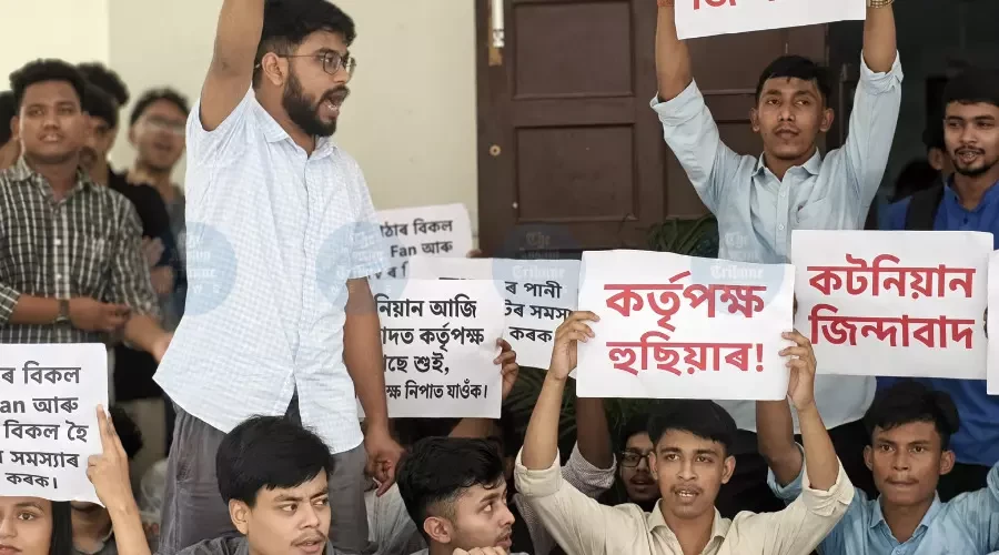 কটন বিশ্ববিদ্যালয়ত ছাত্ৰ-ছাত্ৰীৰ প্ৰতিবাদ: EWS হোষ্টেল কোটা, শৈক্ষিক বিষয়ত স্পষ্টতাৰ দাবী