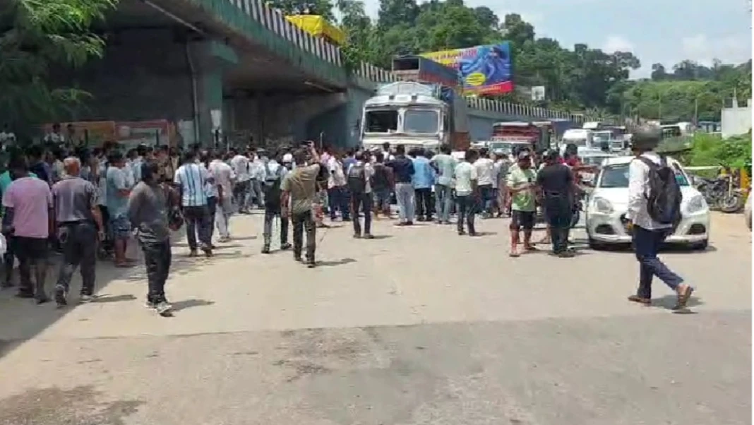 বাইৰনিহাট-জোৰাবাট পথ বন্ধ: অসম-মেঘালয় টেক্সি বিবাদত যাত্ৰীসকলক বিকল্প পথ ল'বলৈ পৰামৰ্শ