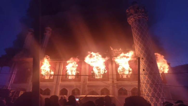 J&K: Massive fire breaks out at Jamia Masjid in Drass