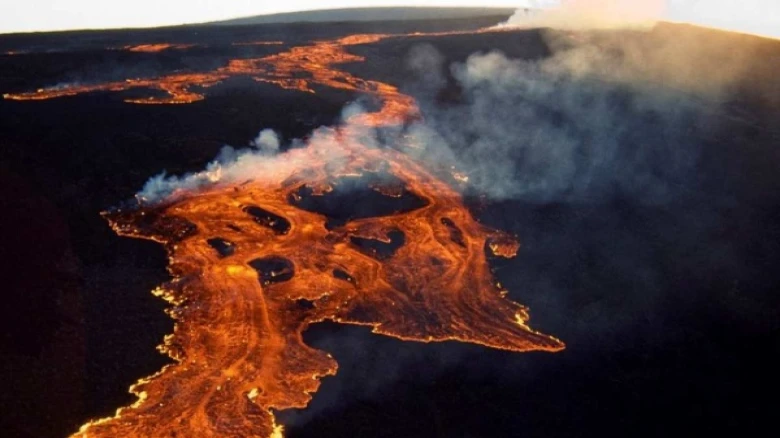 Hawaiian Mauna Loa eruption creates a rare occurrence with neighbouring volcano