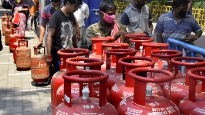 LPG price hike! " Naye Saal ka Pehla Jhatka" Price of Gas Cylinder increased by Rs 25, check rates in your city