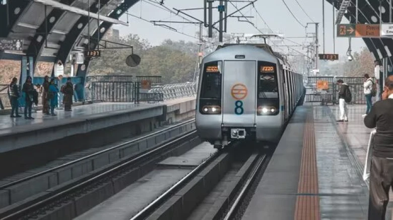 Viral video of couple kissing in Delhi Metro divides Twitter