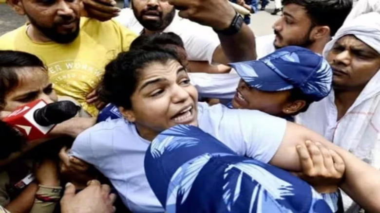 Wrestlers protest: Sakshi Malik, Vinesh Phogat, Bajrang Punia to throw medals in Ganga today, sit on hunger strike