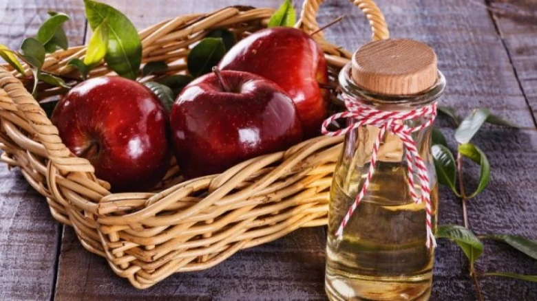 Can Soaking feet in Apple Cider Vinegar remove odour and cure cracked heels, Check Here