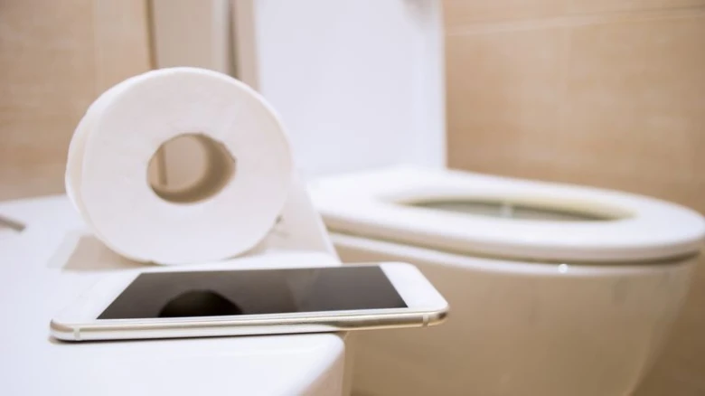 Do you use smartphone in toilet? Avoid it or you could end up in the hospital, claims study