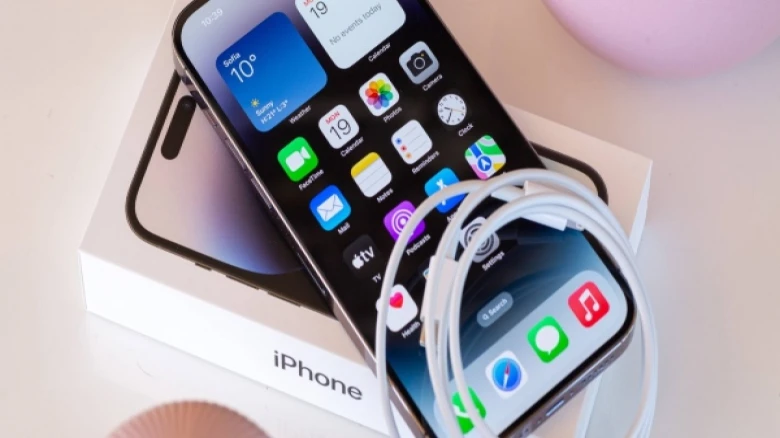 Shocking Incident! Woman steals iPhone 14 cleverly, gnawed through anti-theft cable