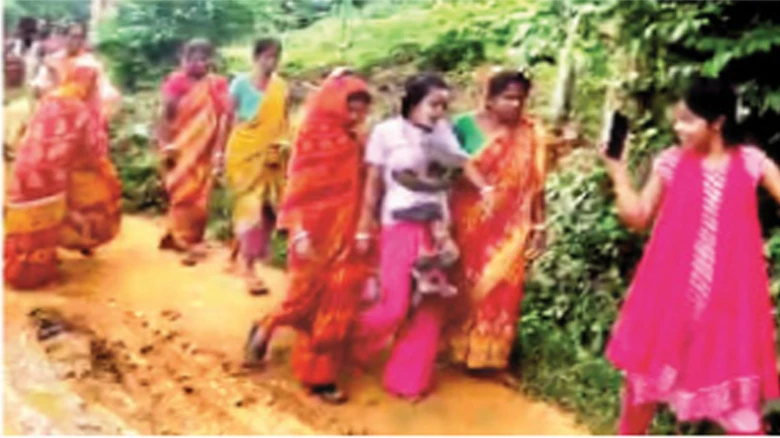 অশ্লীল ভিডিঅ' নিৰ্মাণ! মহিলাৰ মুখত চূণ-তেল সানি সমদল গাঁওবাসীৰ