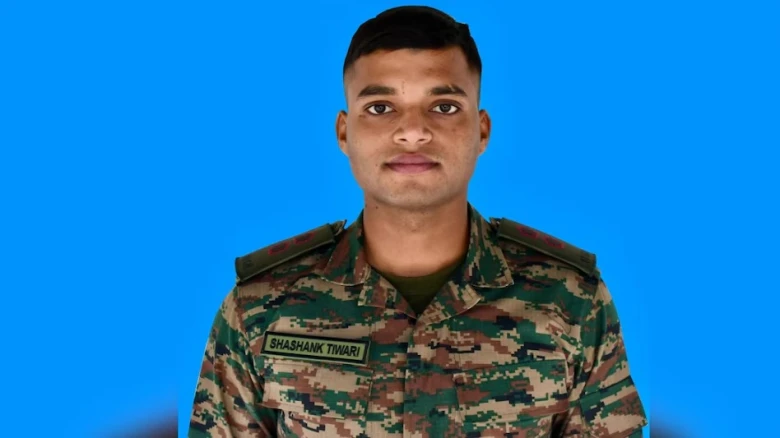 নৈত উটি যোৱা সতীৰ্থৰ প্ৰাণ বচাই নিজে মৃত্যুক সাবটিলে সেনা বিষয়াই