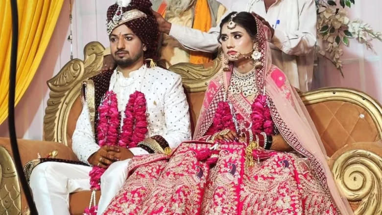 চলন্ত ৰে’লৰ পৰা পৰি নৱবিবাহিতাৰ মৃত্যু! আপ্ৰাণ চেষ্টা কৰিও স্বামীয়ে কৰিব নোৱাৰিলে জীৱন ৰক্ষা
