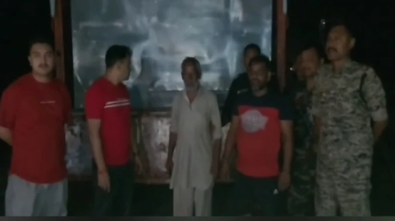 অসমৰ পৰা বিলাতী সুৰা কঢ়িয়াই নিয়া ট্ৰাক পশ্চিমবংগ সীমান্তত জব্দ