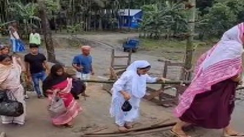 পদপথতে গৰ্ভৱতী মহিলাই কৰিলে প্ৰসৱ
