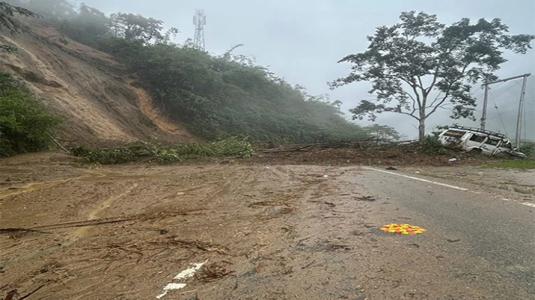 অৰুণাচলত পাহাৰৰ মাটি খহি নিমিষতে পোত গ'ল গৰ্ভৱতী মহিলাসহ দুটা পৰিয়ালৰ ৭জন